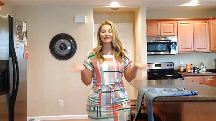 Simba jike kijana wa Kiarabu akiwa amevalia utatu na wanajeshi wa Marekani: kulamba punda, uume na kuchumbiana