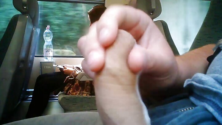 Mwanamke mwenye nywele ndefu aliingia kwenye uume wa watatu wa wanandoa, akimsahau mumewe.