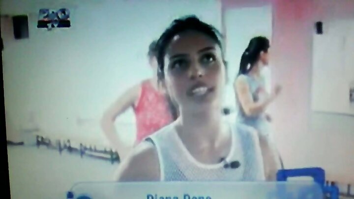 Christina anamlamba mpenzi wake kwa uangalifu kwa heshima ya kumbukumbu ya miaka yake.