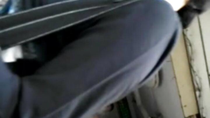 Panya mwenye matiti makubwa Nala Brooks anamfurahisha mteja wa usiku sana na uke wake mwekundu.