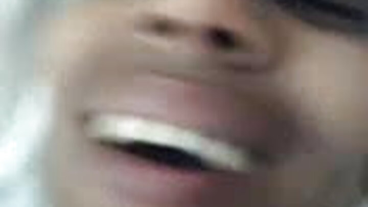 Mpenzi mdogo anafurahia na baba yake wa kambo wakati mama yake yuko kazini.