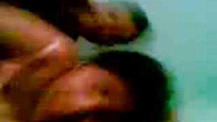 Mwanafunzi wa Urusi mwenye umri wa miaka 18 akiwa amevaa soksi alimkaribisha mwanafunzi wa mwaka wa mwisho nyumbani kwa ajili ya ngono.