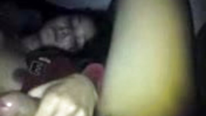 Mwanamke mkomavu, mnene alimchumbia mvulana wa jirani.