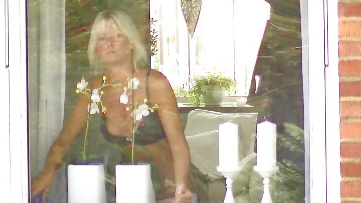 Mpenzi anarekodi uume wake kwa karibu.