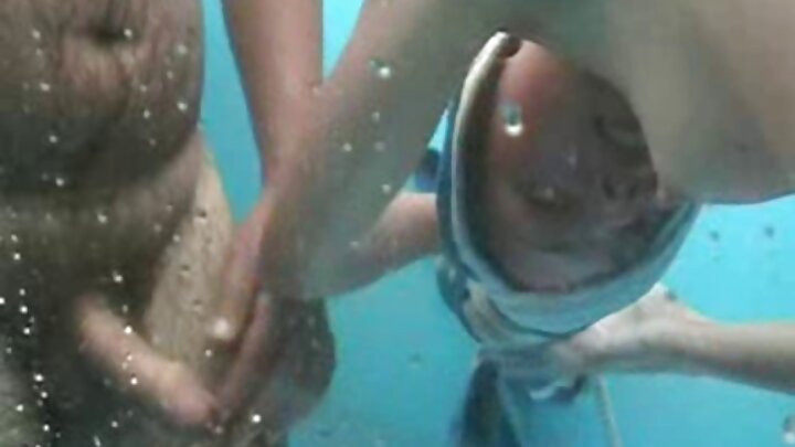 Mwanamke mnyenyekevu wa Kirusi aliyevaa soksi fupi anamfungulia mkundu wake kwa mgeni.