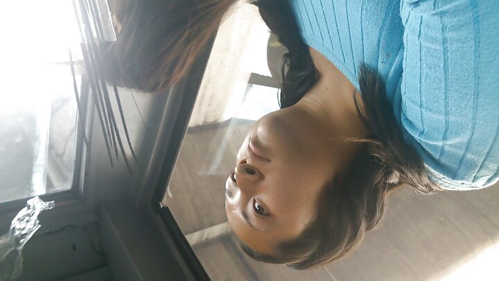 Akifanya ngono ya mdomo kwa rafiki karibu na barabara kuu, na kuwafurahisha madereva wa malori.