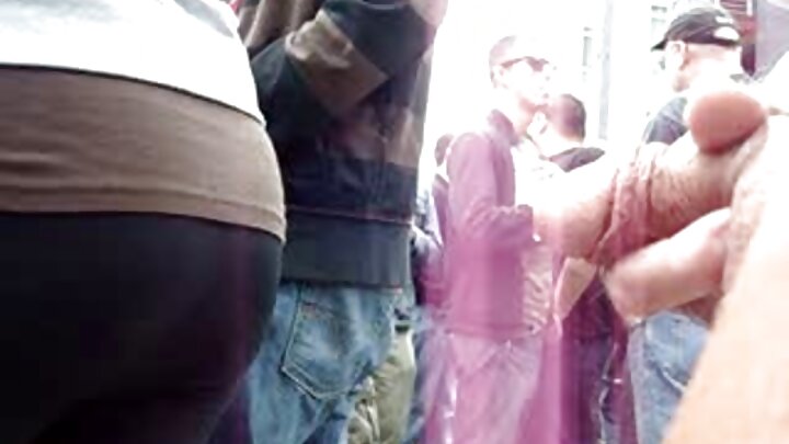 Wapotovu wanamnyonya mwanamke Mjapani asiyejiweza katika maeneo ya umma.