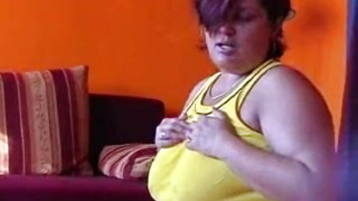 Msichana mdogo wa Urusi anameza shahawa kutoka kwenye matako yake baada ya MFM mkali akiwa na mkundu