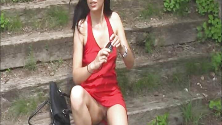 Msichana mwenye tattoo ya mkundu alipokea manii kutoka kwa mchoyo mwoga.