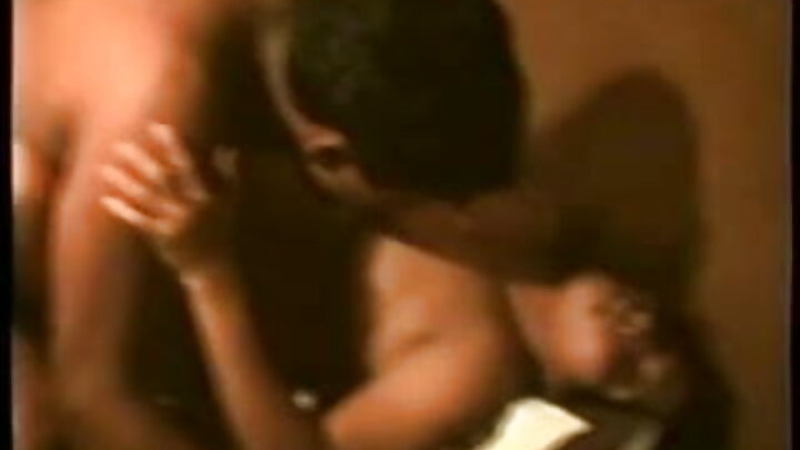 Jinsi walivyomtongoza katika miaka ya 1920. Filamu ya retro iliyo kimya kidogo yenye soksi na pussy zenye manyoya.