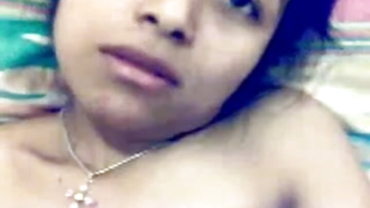 Alimtongoza mpenzi wake mwenye matiti makubwa.