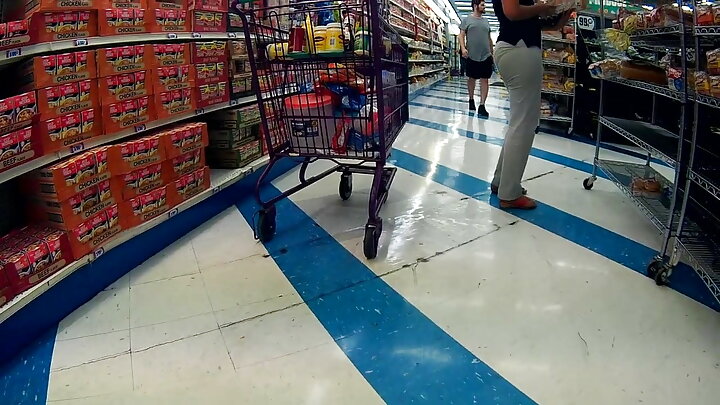 Dereva wa teksi alimfanyia mwanamke mlevi Mrusi ngono ya mdomo ndani ya gari