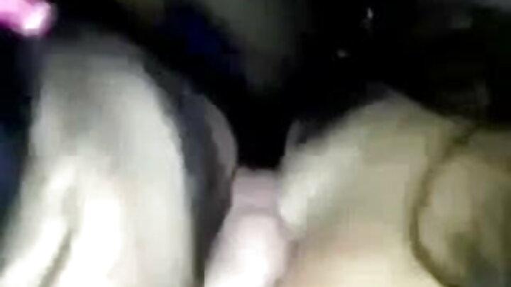 Katibu mrembo anamlawiti bosi wake ofisini kwake, akivutiwa na kuona kiwiliwili chake chenye misuli.