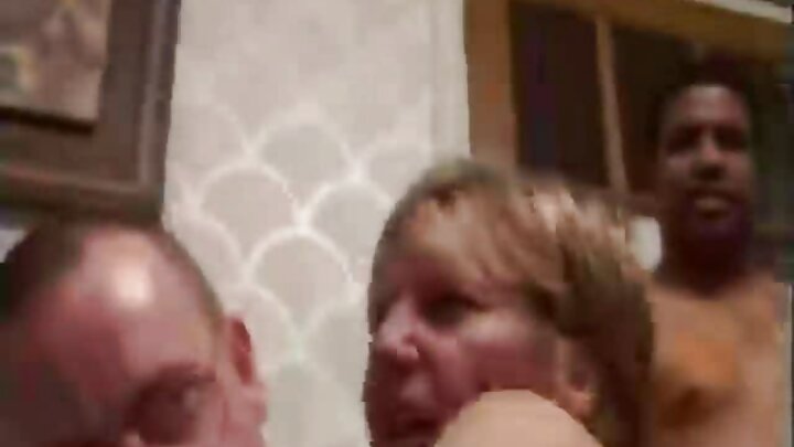 Mwanamume mwenye nywele nyeusi na mnene wa Kirusi alimfanyia ngono kijana fundi wa kompyuta.