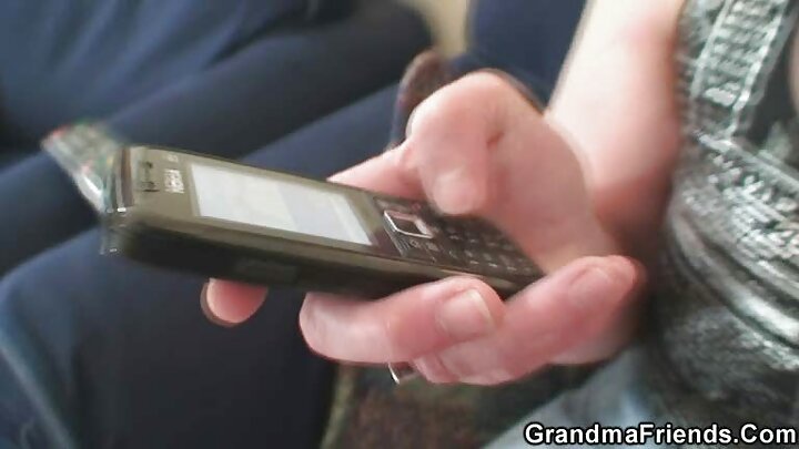 Kumtongoza kwenye uke wa kifaranga akiwa na matako mazuri! Mrembo aliyevaa chupi anasimama mtindo wa mbwa, akipokea uume na matako kwenye uke wake