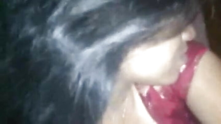 Mhudumu kijana wa ndege anamnyonya kwa pupa uke mweusi wa rubani wa kwanza na kumruhusu amfanye ngono katika nafasi mbalimbali.