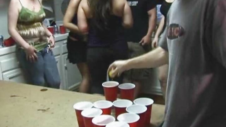 Mwanamume alimlamba msichana mrembo mwenye matiti ya kuvutia kwenye matako na mdomo kwenye sauna.