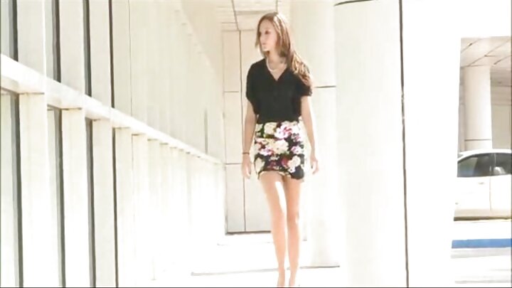 Ngono na mwanamume mrembo wa mwaka wa kwanza akiwa amevaa nguo za ndani za kuvutia.