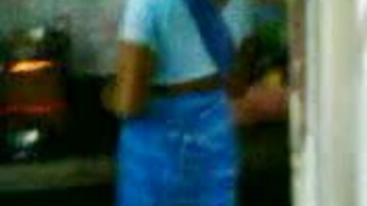 Mwanadada mtiifu anamhudumia mwanamke mwenye nywele za blonde mrembo, ambaye anapata ruhusa ya kufanya ngono ya mkundu