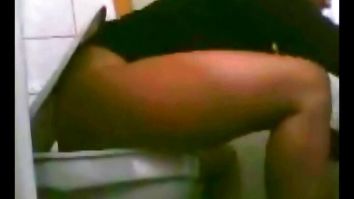 Mama mnene mwenye uke uliochorwa tatoo anafurahia mpenzi wake mchanga.