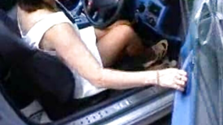 Mwanamke mmoja wa Czech alikuja kwenye onyesho la ponografia ili kushiriki hadithi na kuchumbiwa katika kila shimo.