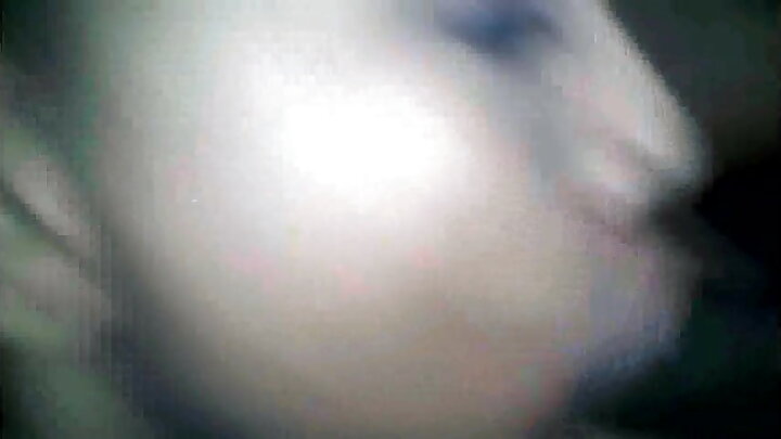 Pauni chache za ziada hazimzuii msichana mwenye nywele nyeusi kuonyesha mwili wake katika utukufu wake wote.