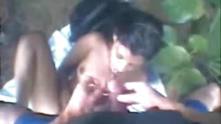 Mama anaonyesha umbo lake lililokomaa kwenye bafu.