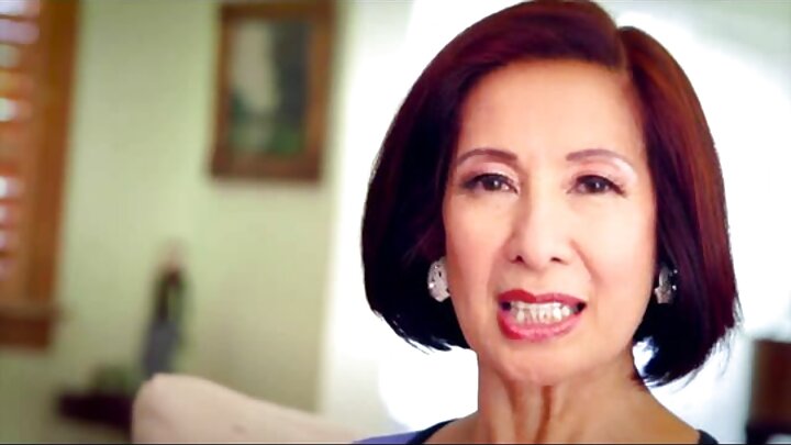 Mwanaume mwenye nywele nyekundu mwenye matiti makubwa anakutana na mtu wa kawaida: dakika 20 za aibu na gari jipya