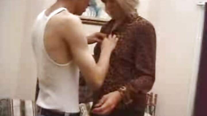 Alina alipata sare ya shule ya bibi yake. Ni jambo zuri kwamba bibi kizee hakuishi hadi kuiona siku hii