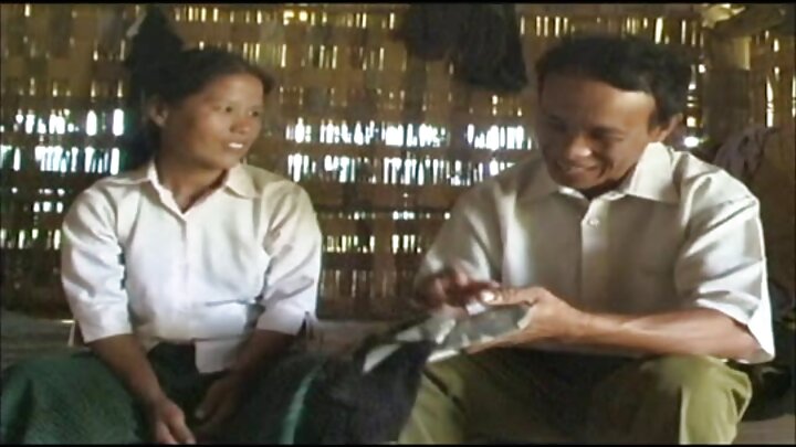 Wavulana wa masaji walisugua mashimo yote ya mteja mchanga kwa kutumia uume wao