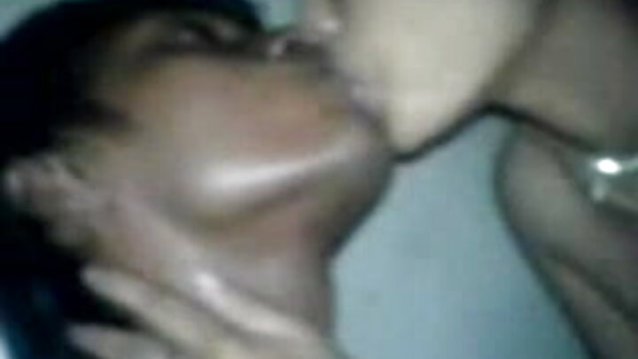 Mwanangu, nitakufundisha jinsi ya kuwalala wasichana. Nitarekebisha tu hijabu yako.