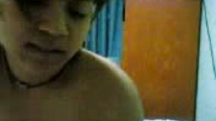 Nastya Sukhorukova alimwonyesha dada yake wa miaka 19 jinsi ya kuwachumbia wanaume.