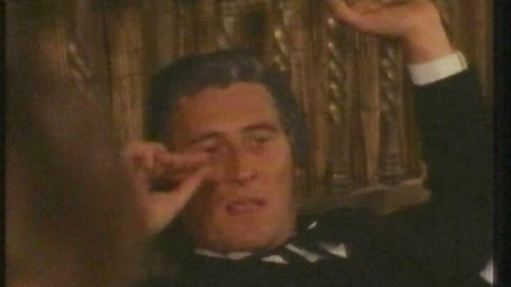 Mwanamke mwenye nywele za blonde alikuja kumtembelea jirani na kumtongoza mwanaume mwenye uume wakati mkewe hayupo.