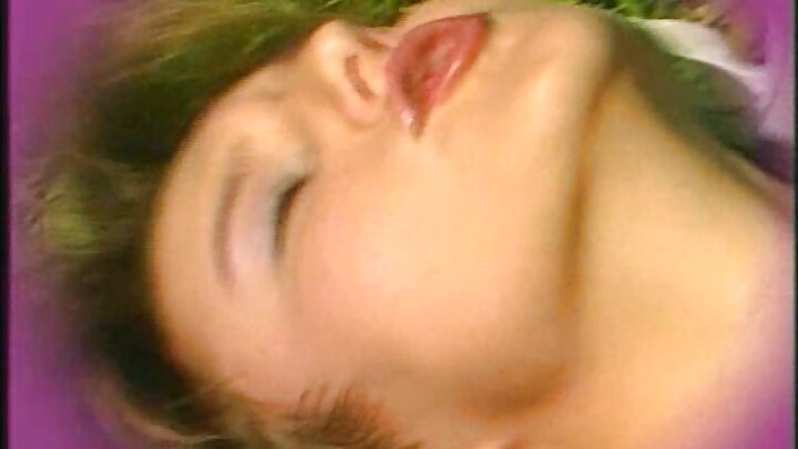 Mume aliyefungwa mikanda anampa mkewe ngono ya mdomo na kumrekodi akifanya mapenzi na mwanamume mwingine.