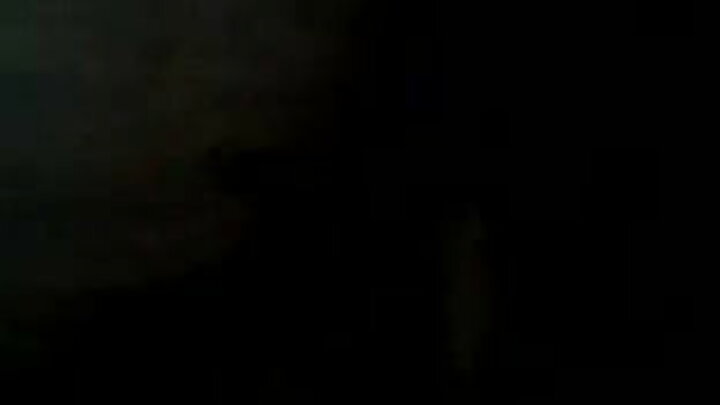 Lisa Ann mrembo analambwa na kijana mdogo na kumbeba uume wake miguuni.