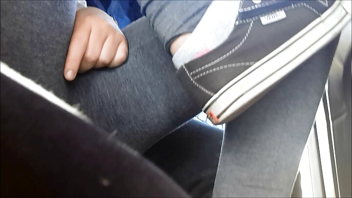 Mwanamke wa kike alimchumbia rafiki yake matako kwa ajili ya uume wake mdogo.