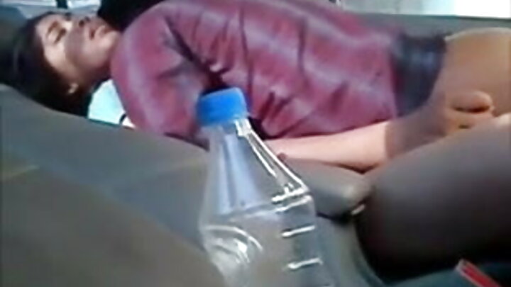 Kijana analala na msichana mwenye nywele za blonde mwenye shauku akiwa amevaa soksi kwenye mahojiano ya kazi.