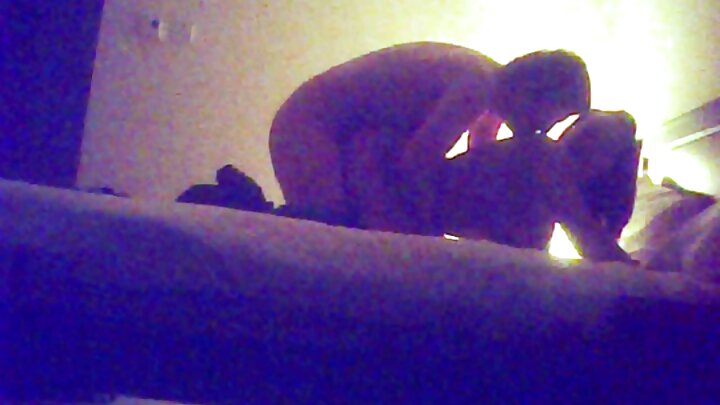 Mwanamke aliyevaa uume wa mpira wa lateksi na kumlawiti kijana bafuni.