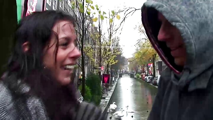 Alimtongoza mtu mnyenyekevu mdomoni na kujilaza kwenye uke wake