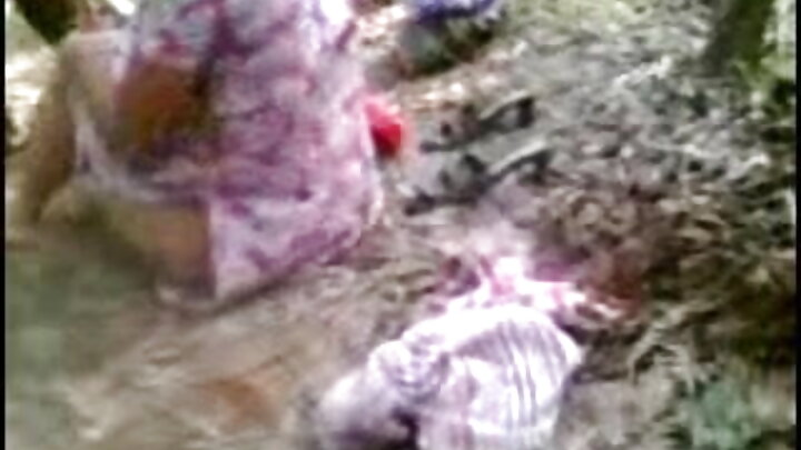 Ni dhambi kutokutongoza msichana kama huyo! Mfanyakazi mrembo mwenye matako mazuri anamtongoza bosi wake bila kuvua soksi zake nyeupe