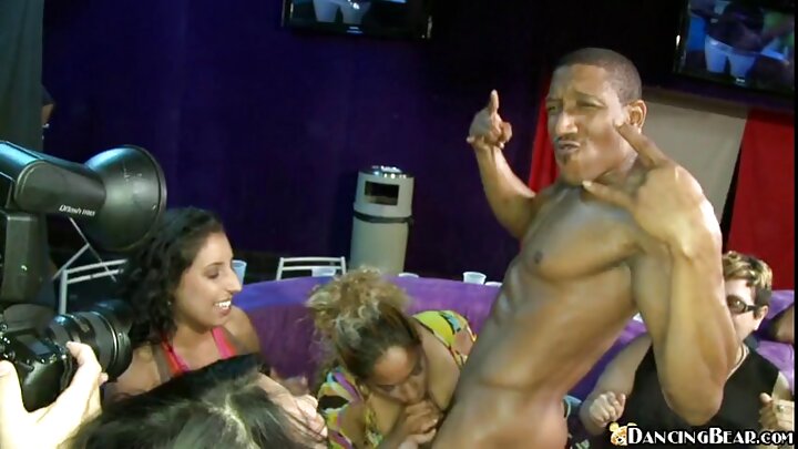 MWANAMKE MDOGO AKINYONYWA Uume wa kijana