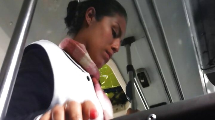 Kifaranga mdogo Mia Queen analamba kwa karibu! Uke wake unavuta sigara kutoka kwa cunnilingus!