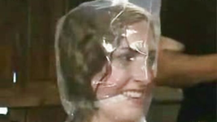 Jamaa tajiri alimtongoza msindikizaji mchanga! Video akiwa na mguu na uume mwishoni.