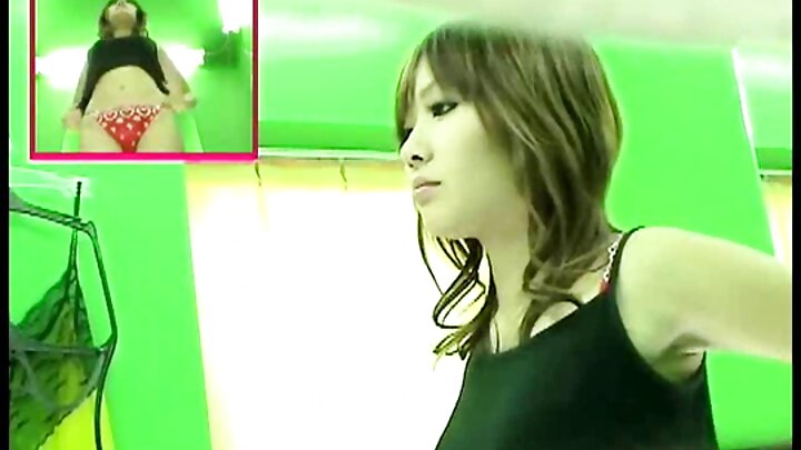 Mwanamke mrembo kijana anamshawishi mwanaume afanye mapenzi.