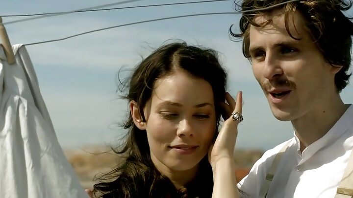 Mwanamume mtu mzima hupata vidonge haramu kwa binti yake wa kambo na kumwadhibu kwa ngono kali.