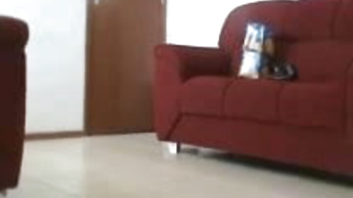 Wapenzi wa kike walitaka kupiga picha za wasagaji, lakini mpiga picha huyo mwenye msisimko kupita kiasi hakuweza kuvumilia...