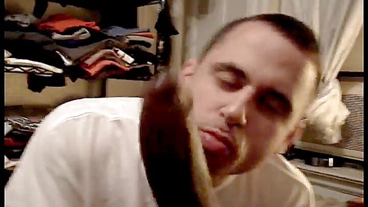 Mwanafunzi wa mwaka wa kwanza anajaribu ngono ya mkundu kwa mara ya kwanza na kurekodi video ya faragha.