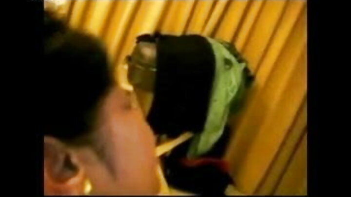 Msichana mwenye nywele za blonde anamtembelea mtaalamu wa tiba kwa ajili ya ngono ya mkundu pekee.