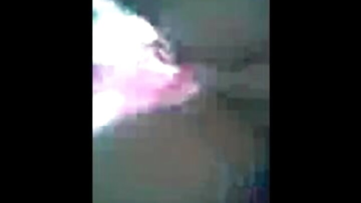 Mshonaji mchanga alichanganyikiwa wakati wa karantini na kuanza kupima uume wa jirani yake kwa kutumia tepi.