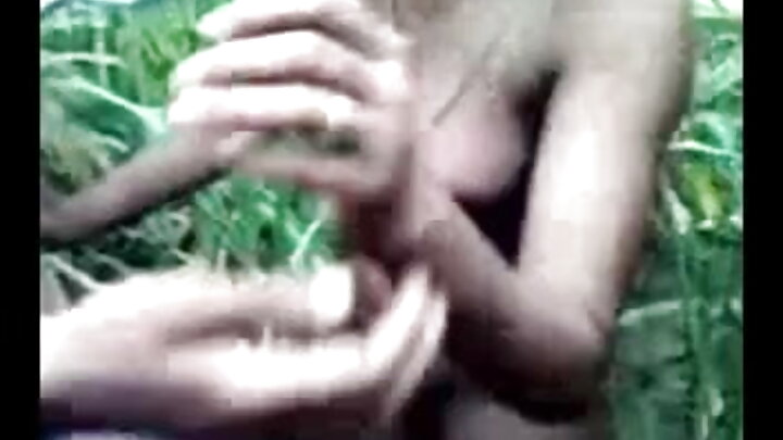 Mwanamume anamlamba mwanamke mjamzito kwa uume wake mkubwa na kumkamua maziwa kutoka kwenye matiti yake.